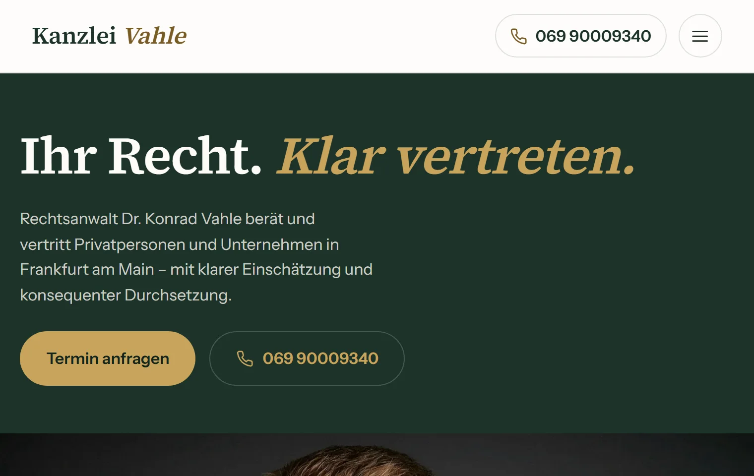 Startseite der Kanzlei Vahle in Frankfurt am Main: zweispaltiger Hero mit Anwaltsporträt