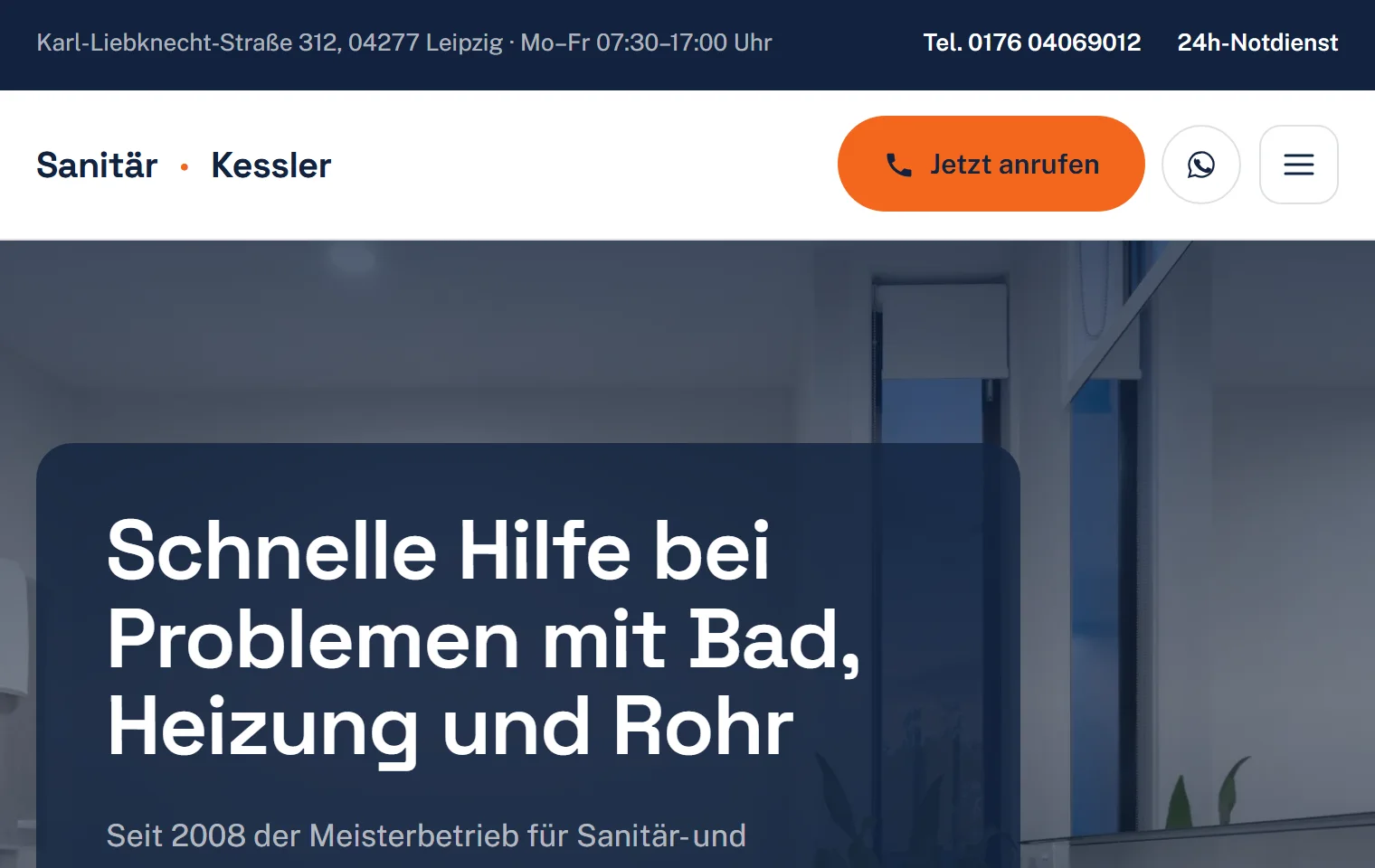 Startseite von Sanitär Kessler in Leipzig: dunkles Hero mit Badezimmerfoto