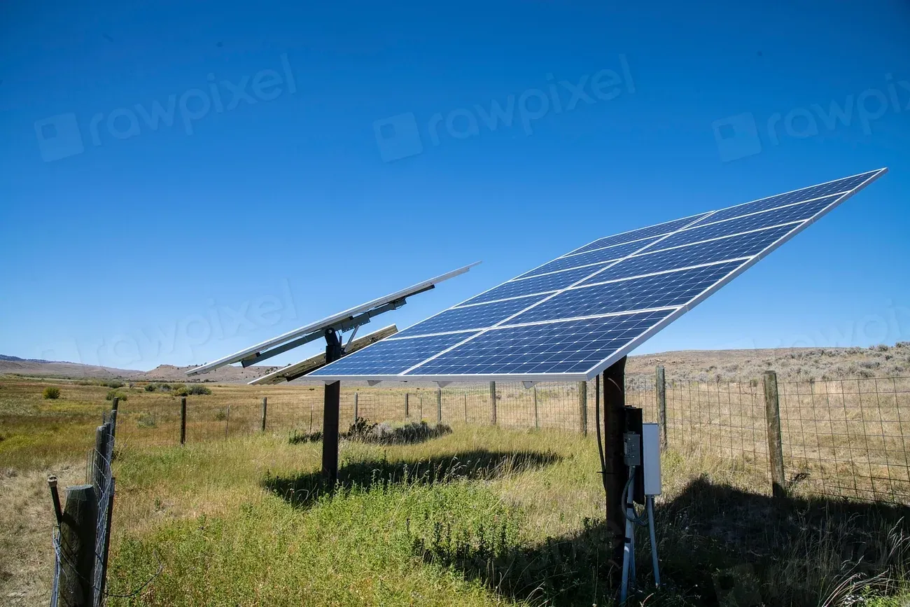 Motiv aus dem Musterprojekt: Elektriker auf einer Hubarbeitsbühne montiert eine Deckenleuchte