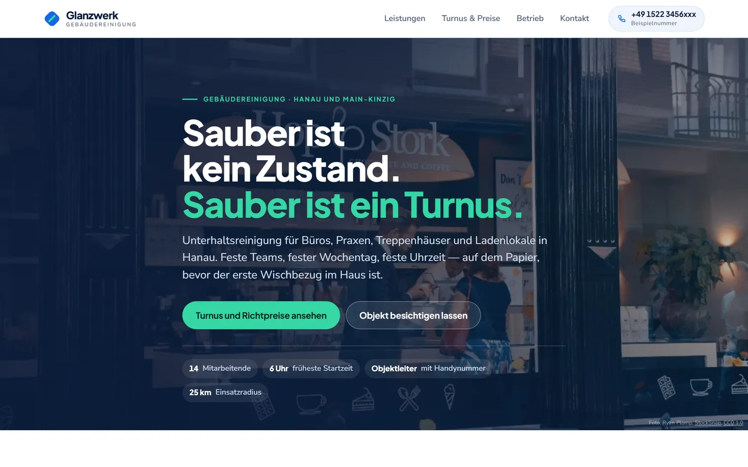 Startseite von Glanzwerk Gebäudereinigung in Hanau: dunkelblauer Foto-Hero mit grünem Akzent und der Zeile „Sauber ist ein Turnus“