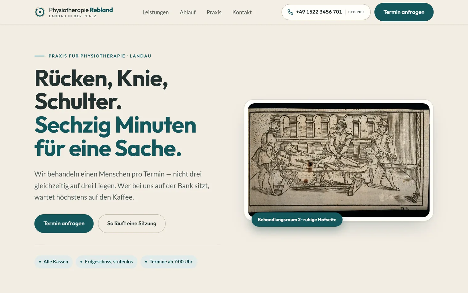 Startseite der Physiotherapie Rebland in Landau: heller Sandton, gerahmtes Foto, Hero „Rücken, Knie, Schulter“