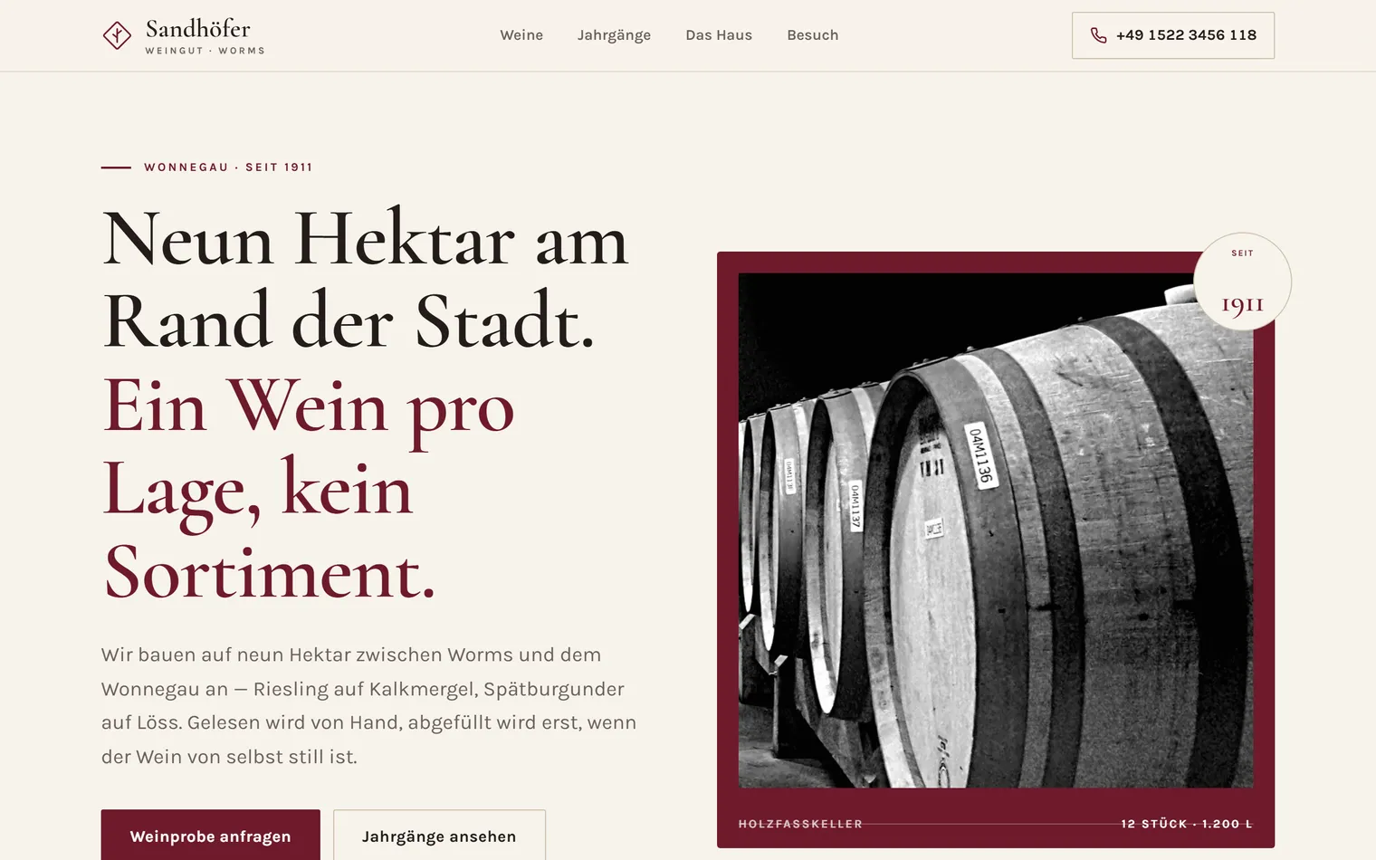 Startseite des Weinguts Sandhöfer in Worms: helle Serifenschrift, Hero „Neun Hektar am Rand der Stadt“ neben einem gerahmten Foto der Fasskeller