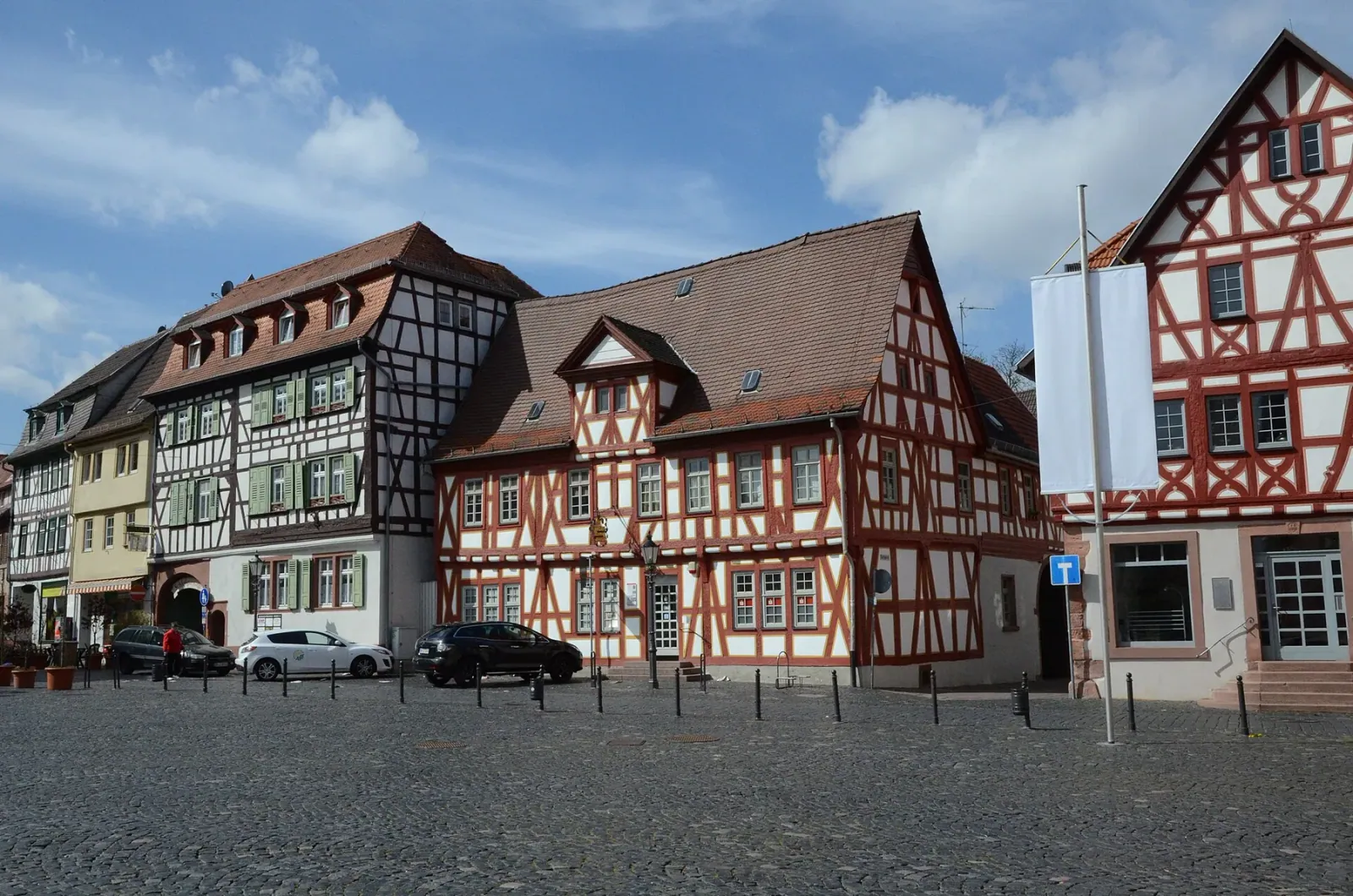 Fachwerkhäuser am Marktplatz von Groß-Umstadt bei blauem Himmel.