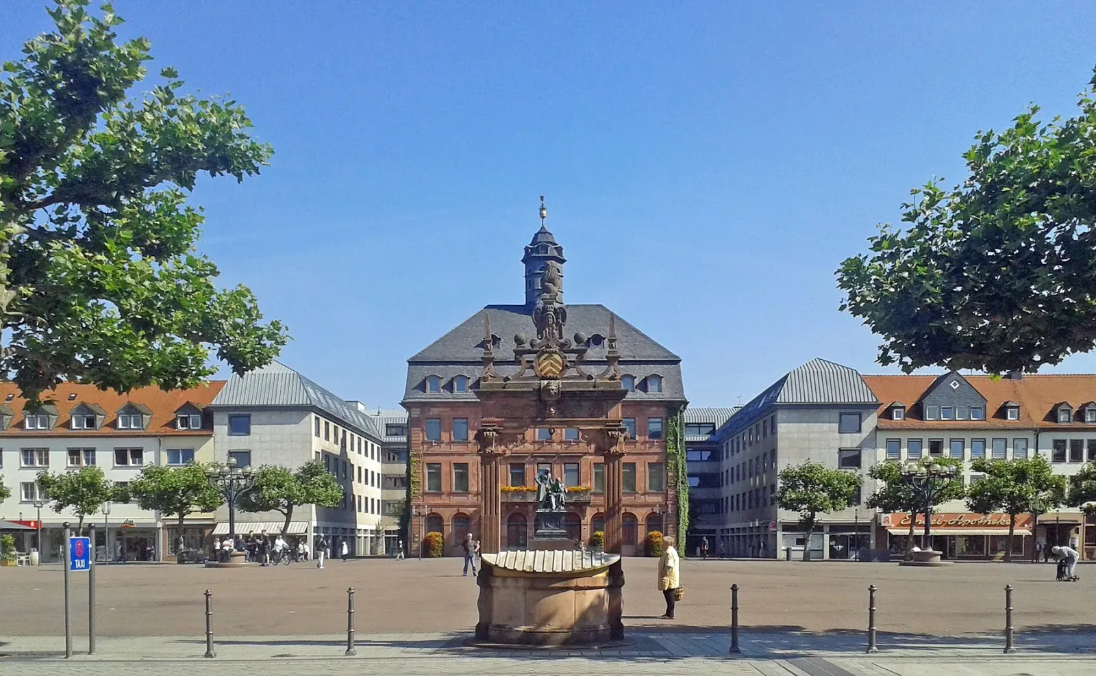 Marktplatz in Hanau im Sommer mit dem Neustädter Rathaus und dem Brüder-Grimm-Denkmal