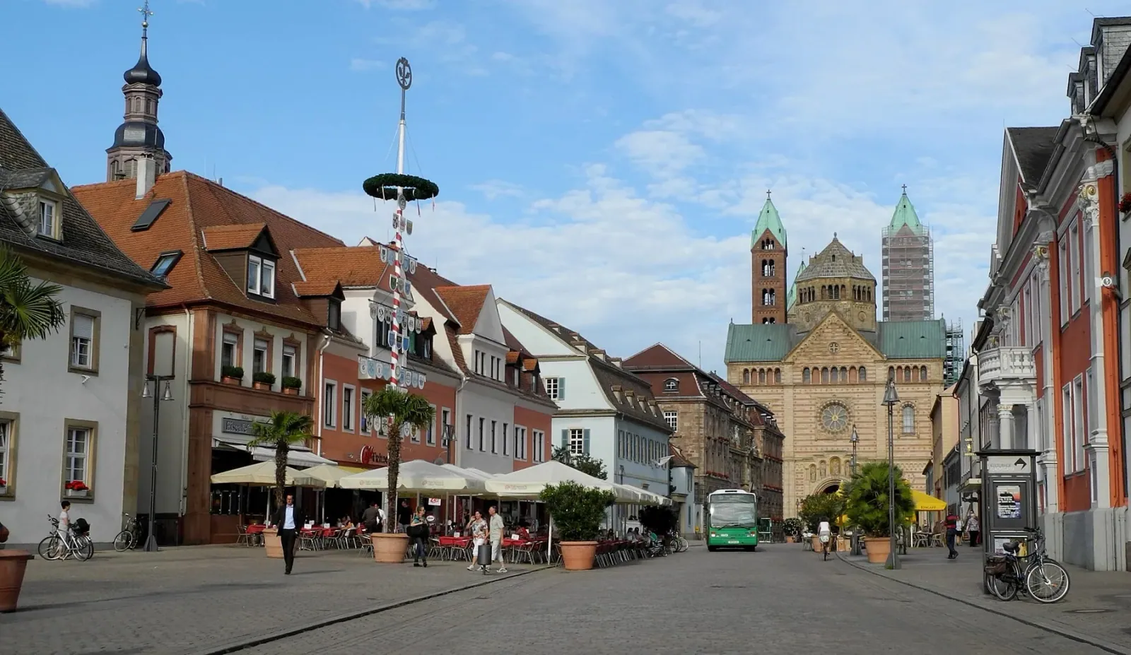 Maximilianstraße in Speyer im Sommer, im Hintergrund der Kaiserdom